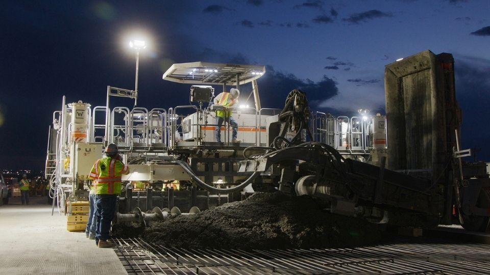 WPS 102i da Wirtgen: o alimentador lateral de dois rastos distribui bet�o em larguras entre 4 e 12 metros e espessuras at� 500 mm...