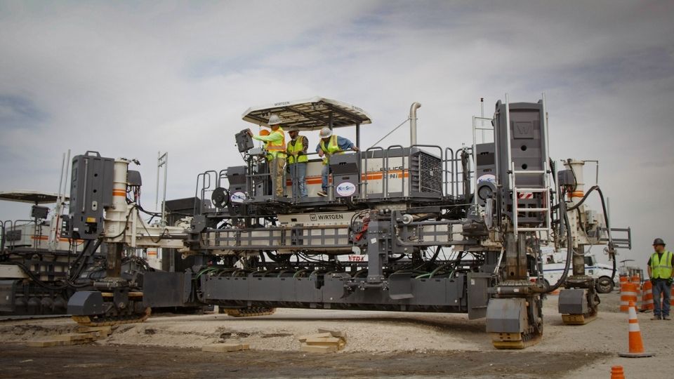 A pavimentadora de cofragem deslizante sobre rastos SP 94i da Wirtgen disp�e de um conjunto de aplica��o de bet�o concebido especificamente para...