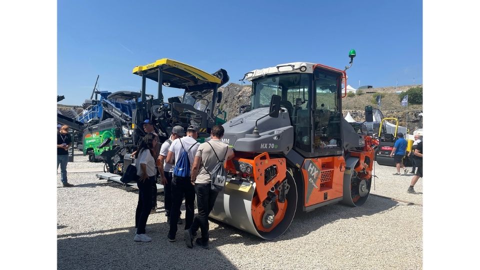 O sistema de produ��o da Wirtgen Group para obras sem emiss�es locais permite...