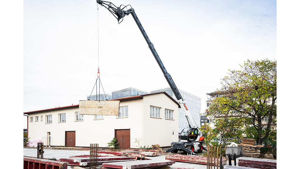 Este equipamento da Bobcat tem uma capacidade de carga de 6 toneladas, altura m�xima de eleva��o de 25...