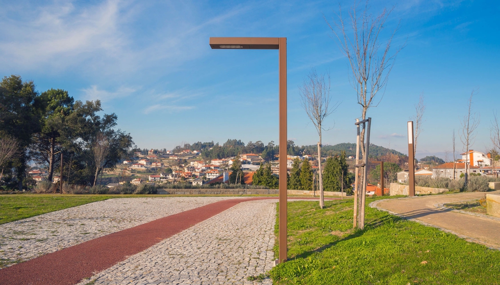 A Dael produz postes e colunas de ilumina��o p�blica, bem como torres de ilumina��o para grandes espa�os, como campos de futebol...