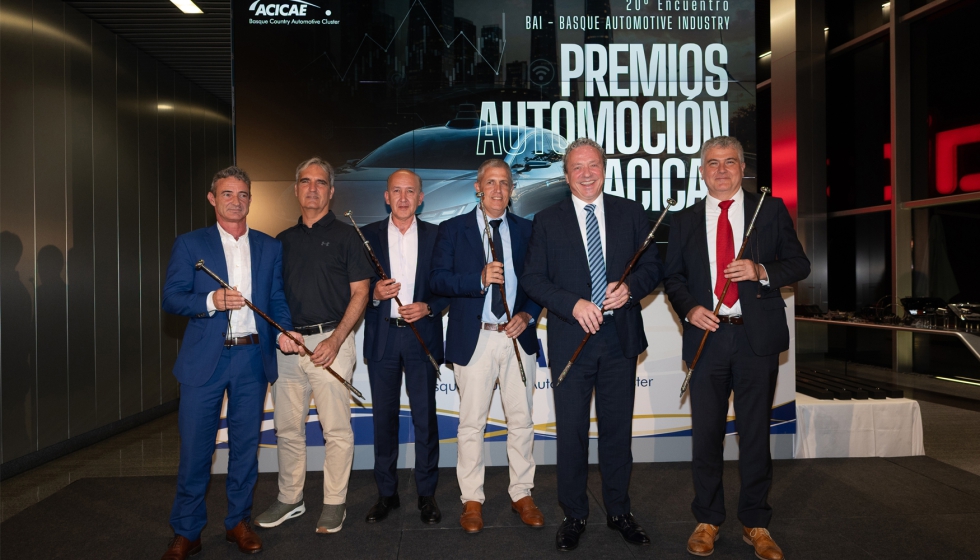 Representantes de las entidades y personas galardonadas durante la entrega de los Premios Automoci�n Acicae 2026 en el AIC-Automotive Intelligence...
