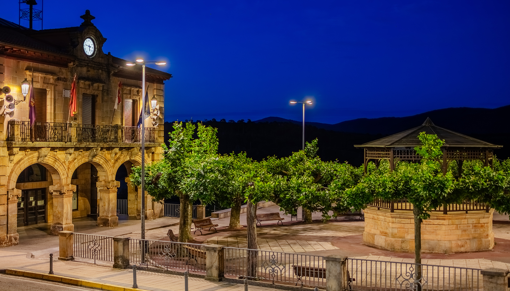 Iluminaci�n uniforme y eficiente que realza el entorno del Ayuntamiento de Quintanar de la Sierra durante la noche...