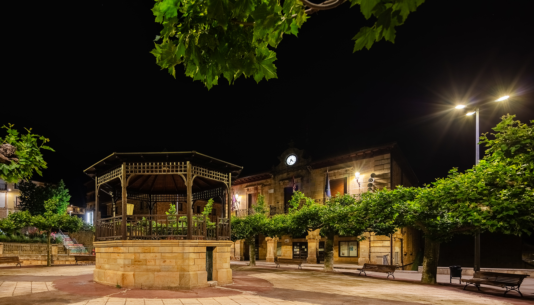 La nueva iluminaci�n de ATP realza la plaza del ayuntamiento con una luz uniforme y confortable