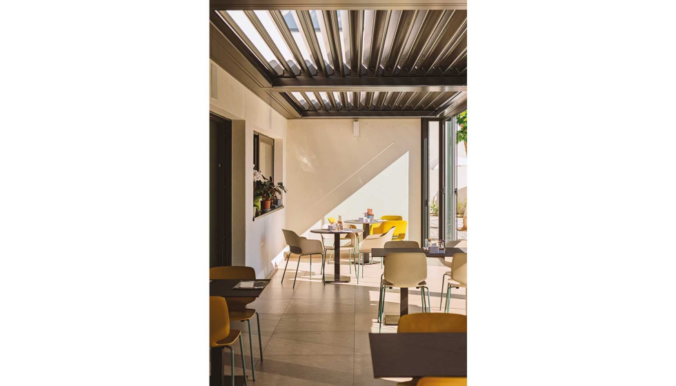 Las lamas orientables hasta 135 grados garantizanla gesti�n de la luz y ventilaci�n naturales