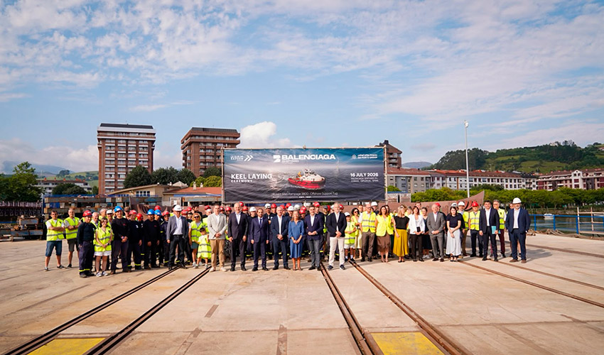 Foto de familia con trabajadores, familia e instituciones