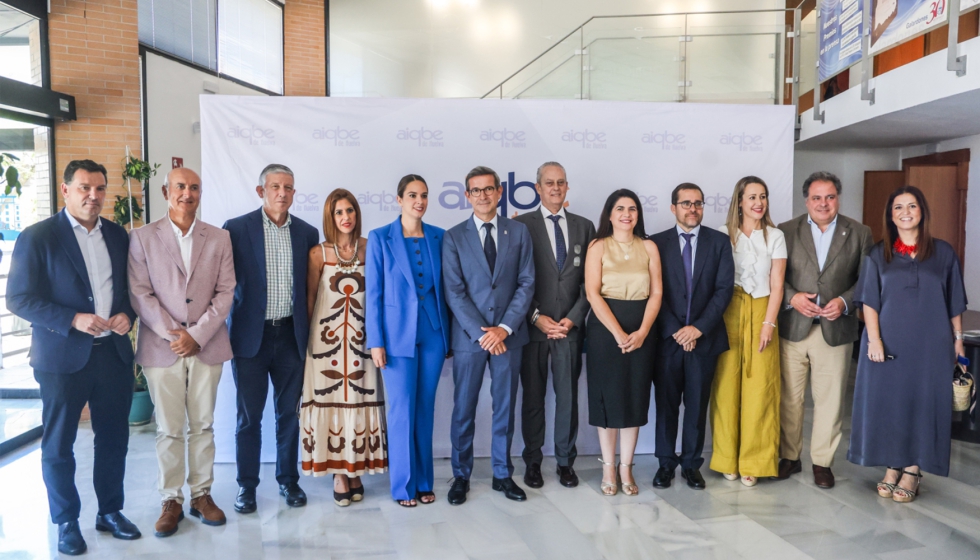 Representantes institucionales y de AIQBE durante el acto de presentaci�n de la Memoria Anual 2025...