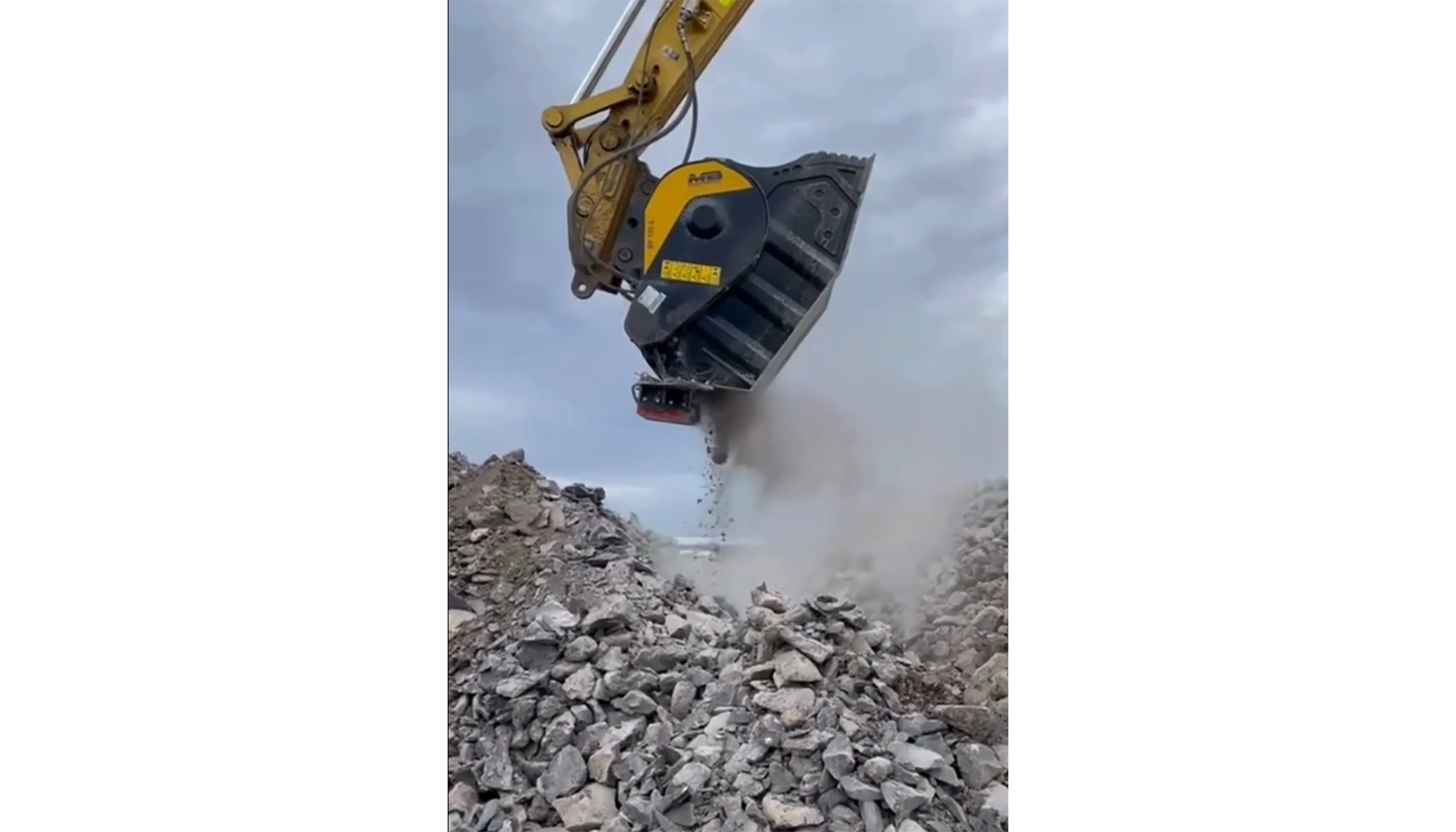 Cuchara trituradora MB Crusher BF120.4 trabajando en Australia