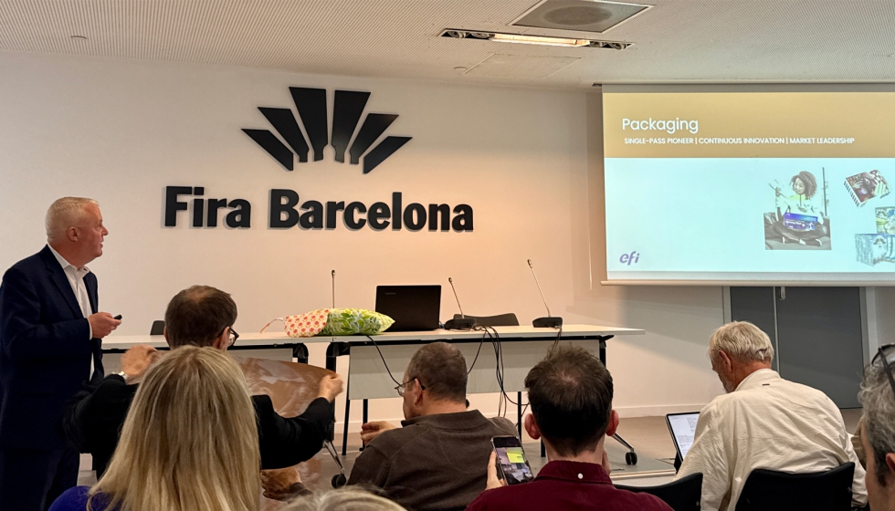Ken Hanulec, vicepresidente de EFI muestra una de las muestras impresas durante la presentaci�n de las novedades de la compa��a en Fira de Barcelona...