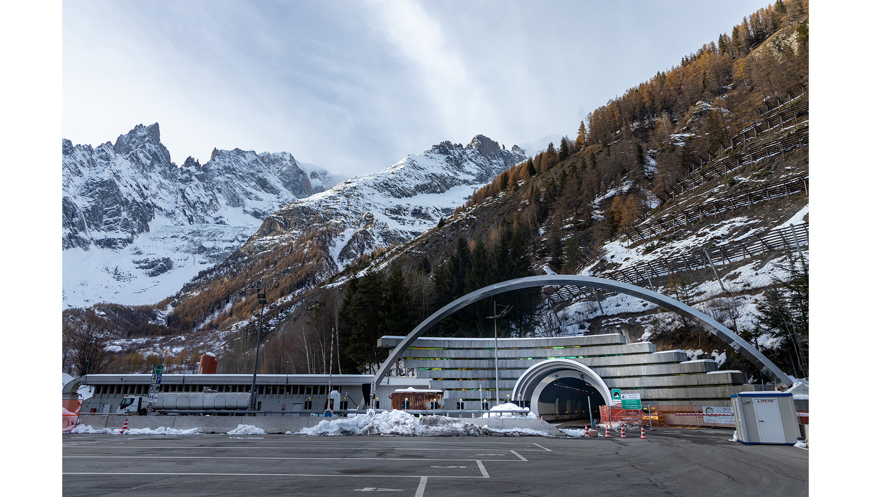 El t�nel del Mont Blanc, de casi 12 km de longitud, es una de las conexiones norte-sur m�s transitadas de la regi�n alpina...