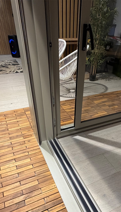Las verandas de Akena est�n conformadas con perfiles de aluminio de rotura puente t�rmico, con sistemas correderos de doble acristalamiento...