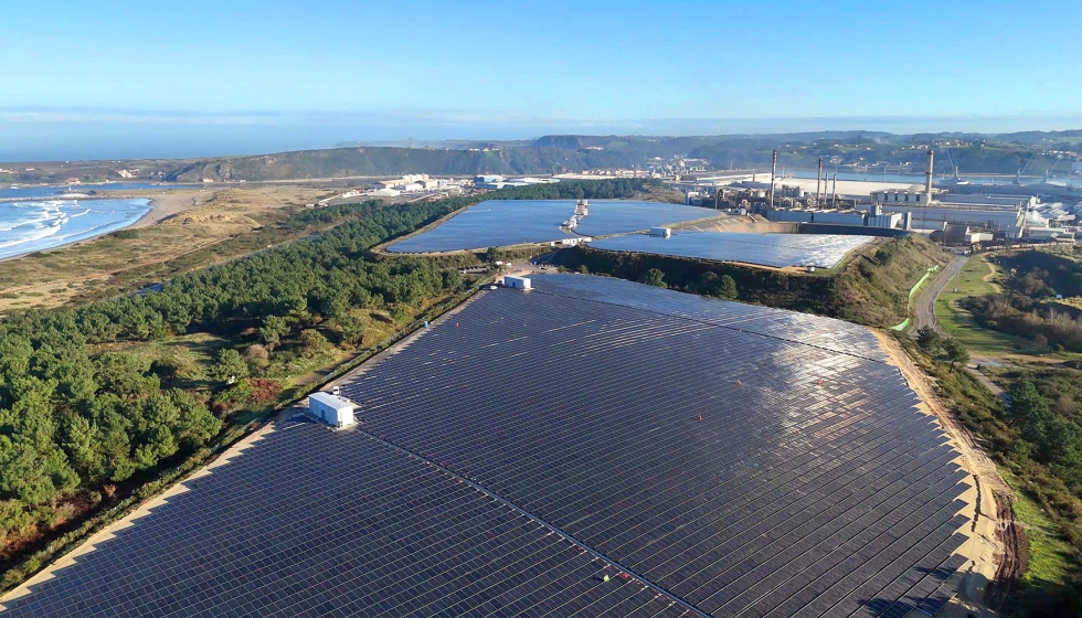 La nueva planta se ubica en los terrenos de las antiguas balsas de residuos de la zona de El Espartal, en Salinas (Asturias)...