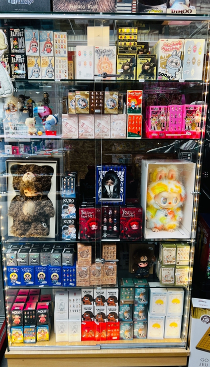La oferta de Generaci�n X incluye desde juegos de cartas coleccionables hasta figuras Pop Mart y otros productos con licencias reconocidas...