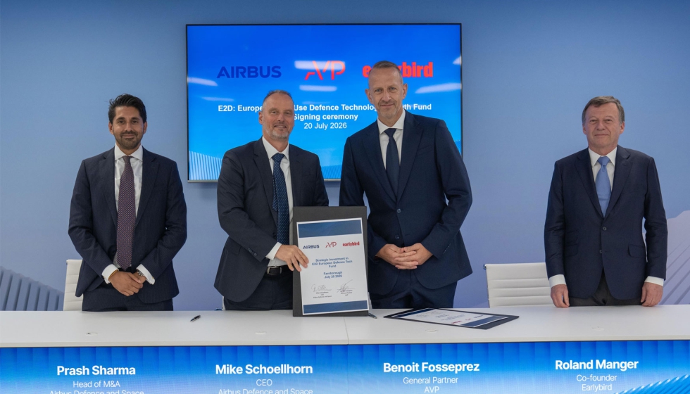 En el centro, Michael Schoellhorn, consejero delegado de Airbus Defence and Space, y Benoit Fosseprez, socio general de AVP...