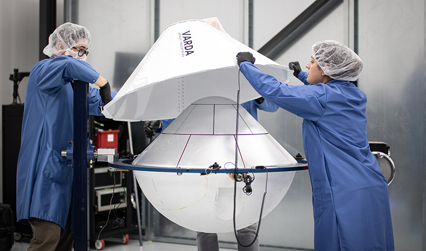 La nave W-5 de Varda integra una plataforma satelital propia...