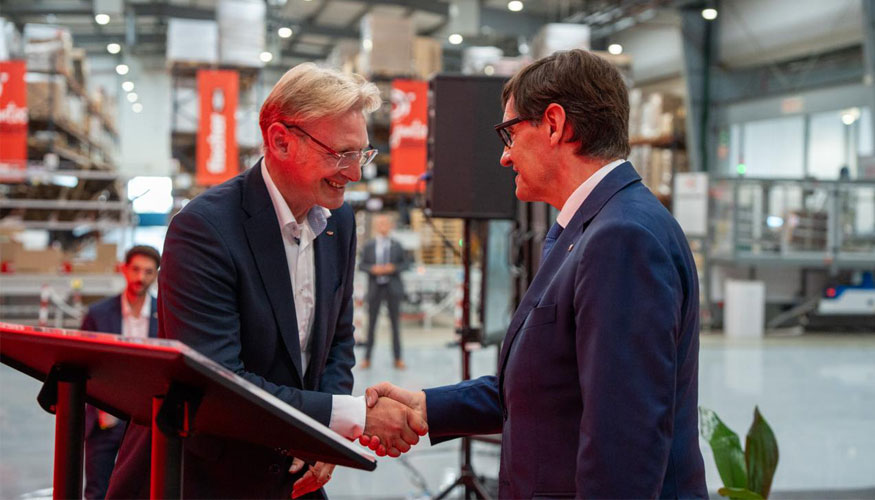 El CEO del Grupo Fischer Alexander B�ssler saludando al president de la Generalitat de Catalunya, Salvador Illa