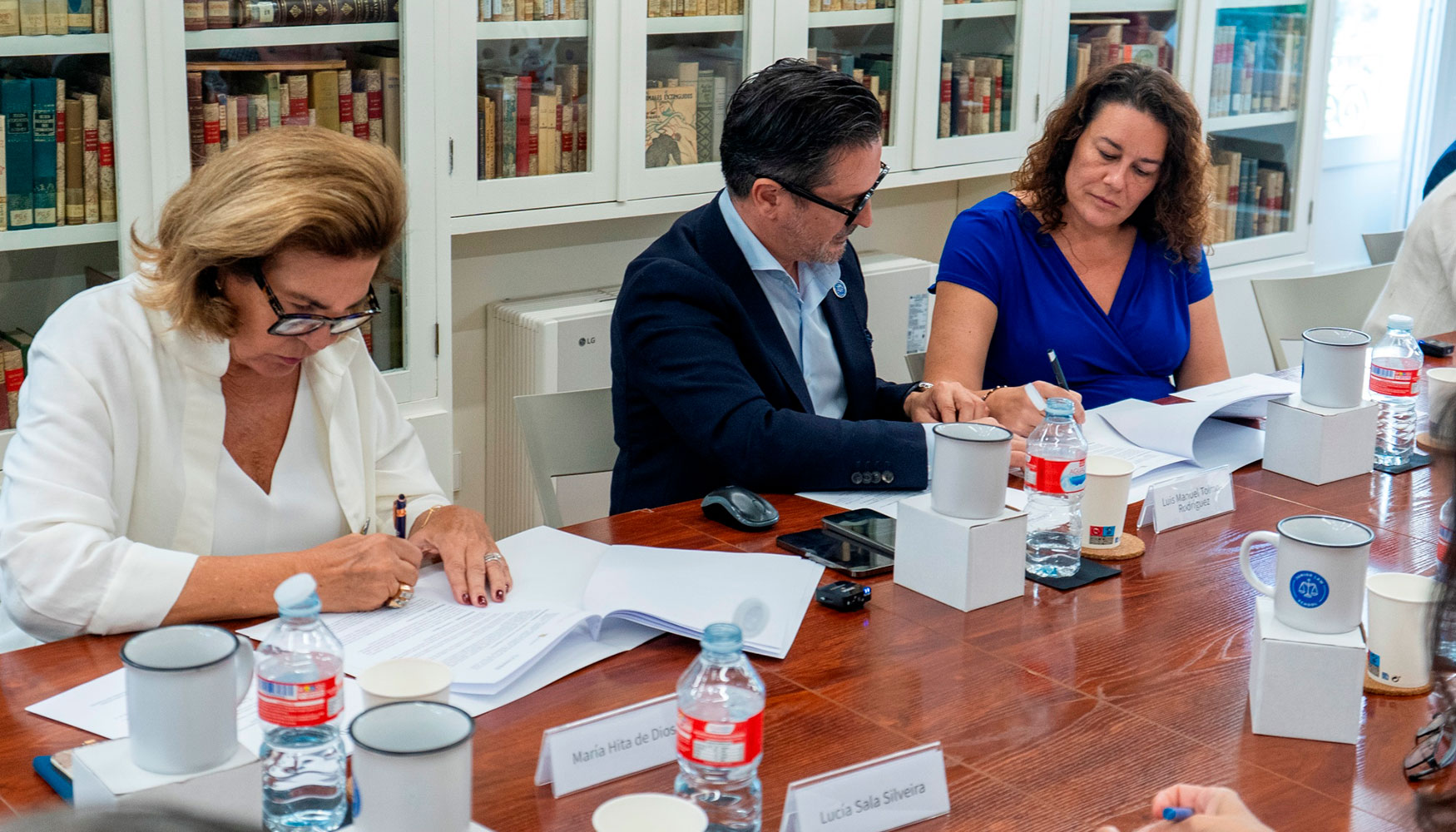 Mar�a Hita, Luis Manuel Tolmos y Luc�a Sala Silveira, durante la firma del convenio entre la Fundaci�n CINNED y la Fundaci�n Ortega-Mara��n...