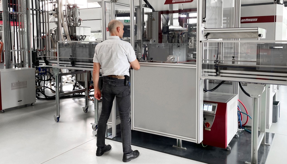 Desde la extracci�n de las piezas hasta su embalaje, FlexCell plus integra todos los componentes de automatizaci�n en una unidad segura y compacta...