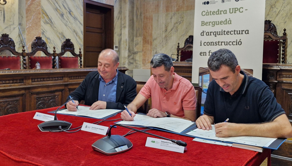 La firma del convenio corri� a cargo del presidente de la Agencia de Desarrollo del Bergued�, Sebasti� Prat; el alcalde de Berga, Ivan S�nchez...