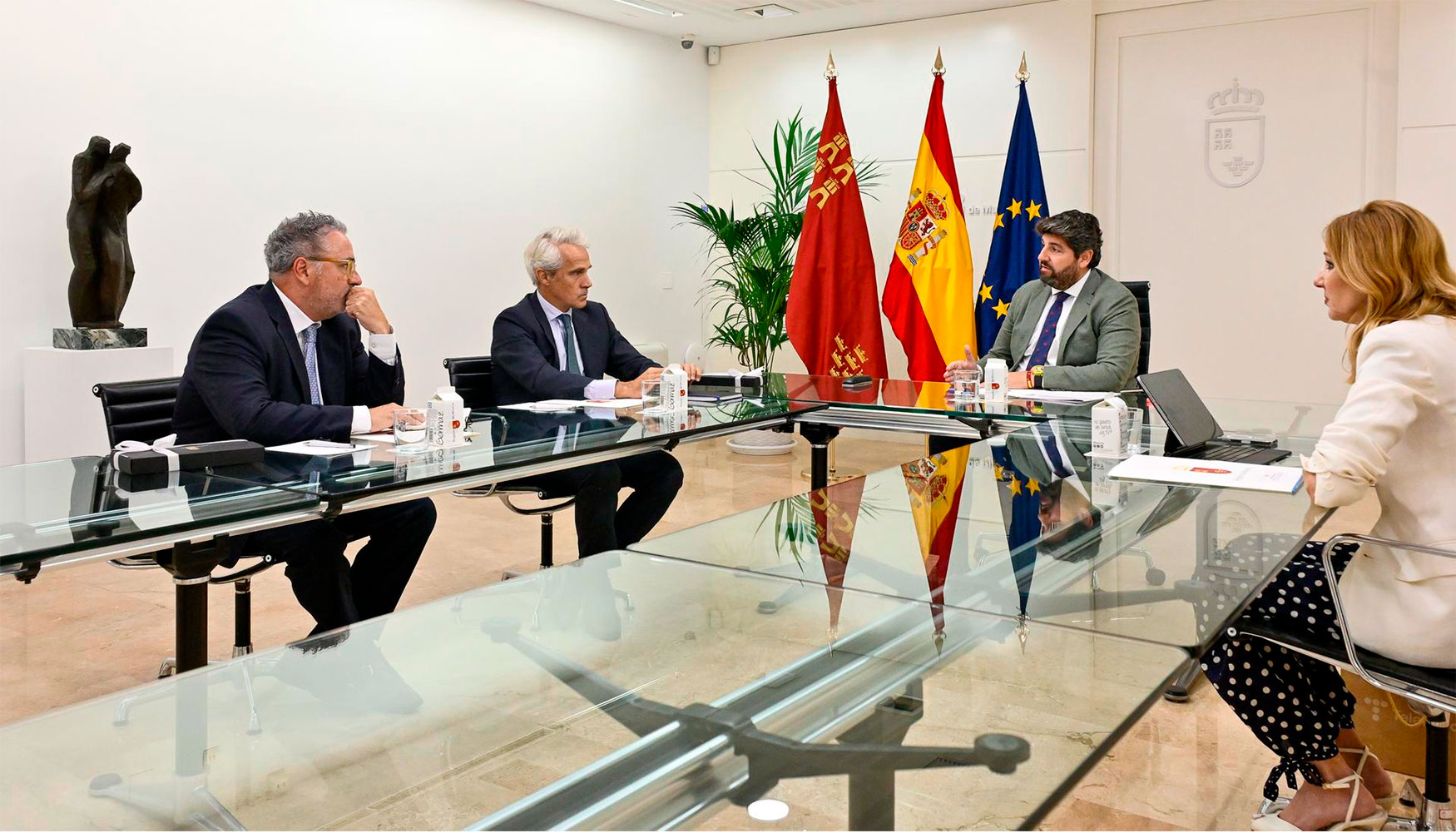 De izquierda a derecha, Chema Casas, director general de Telef�nica en Territorio Este; Borja Ochoa...