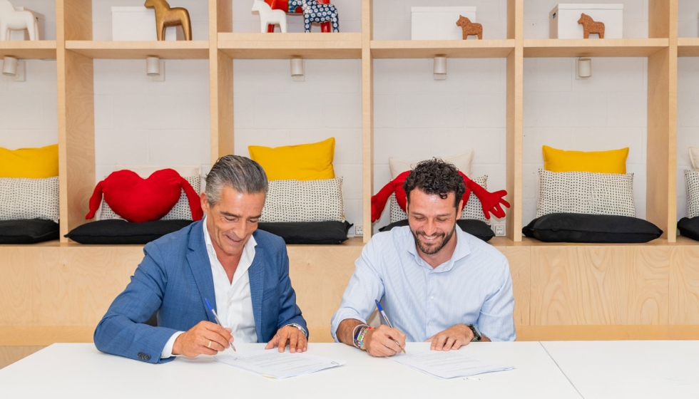Firma de colaboraci�n entre Javier Braza Delgado CEO de Lagoom Living y Carlos Cocheteux...