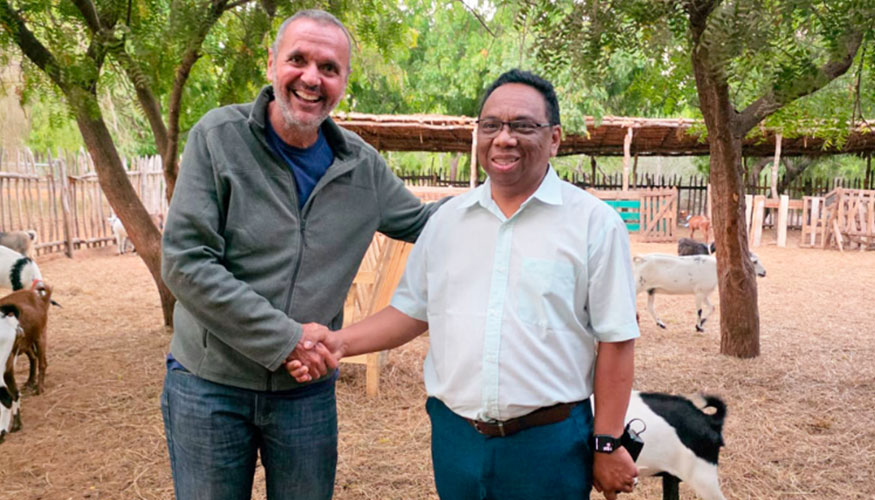 Jos� Luis Guirao, fundador de la Fundaci�n Agua de Coco y presidente de la ONG Bel Avenir, recibe a Riana Nantenaina Randrianomenjanahary...