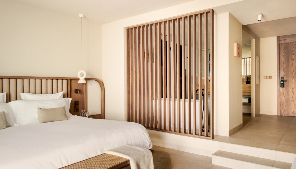 La continuidad entre dormitorio y ba�o, junto con el empleo de materiales naturales y una composici�n depurada...