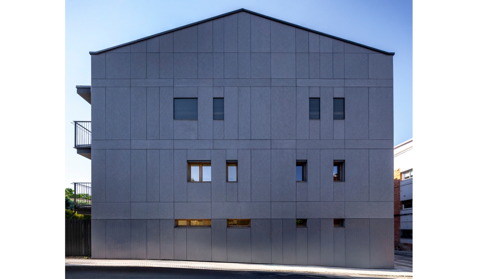 Los dos edificios se levantaron con el sistema industrializado Evowall �estructura...