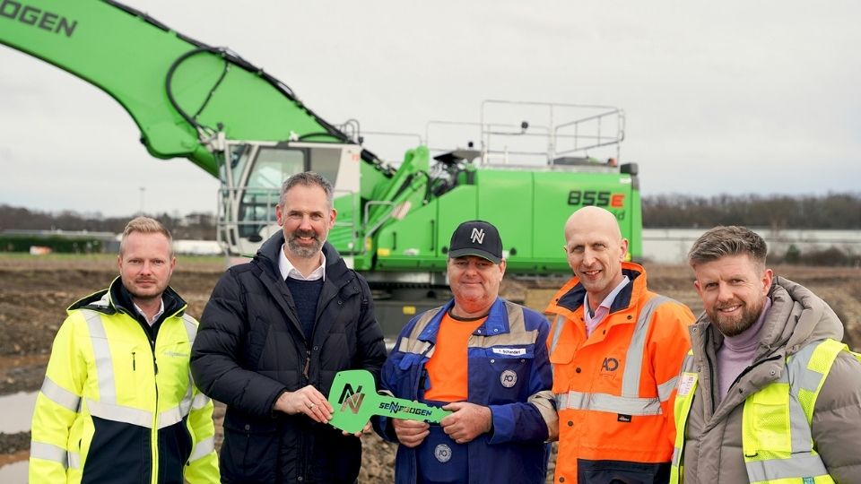 Julian Sieggemann e Burkard von der Heide, da Schl�ter Baumaschinen, entregam a nova m�quina � equipa da August Oppermann...