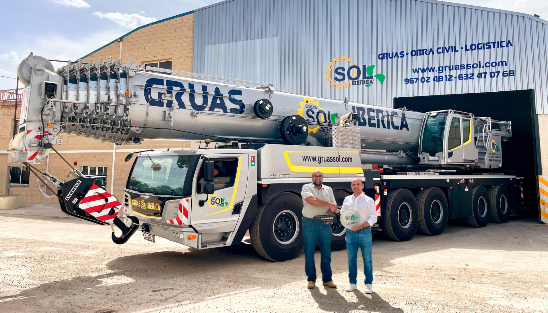 Entrega oficial de la gr�a m�vil Liebherr LTM 1300-6.4 de Gr�as Sol Ib�rica...