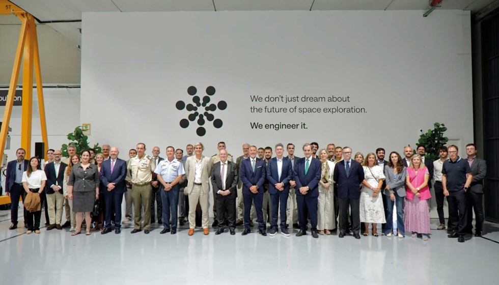 Autoridades institucionales y responsables de Pangea Propulsion durante el corte de cinta de la nueva planta industrial de L'Hospitalet de Llobregat...
