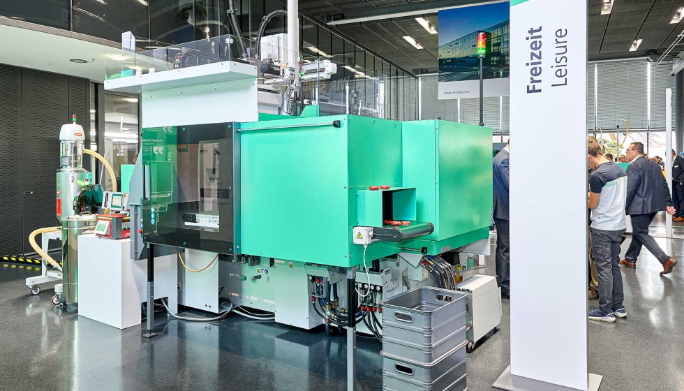 Las nuevas m�quinas est�ndar Allrounder Trend pueden integrarse con todos los sistemas robotizados de Arburg para automatizar aplicaciones de moldeo...