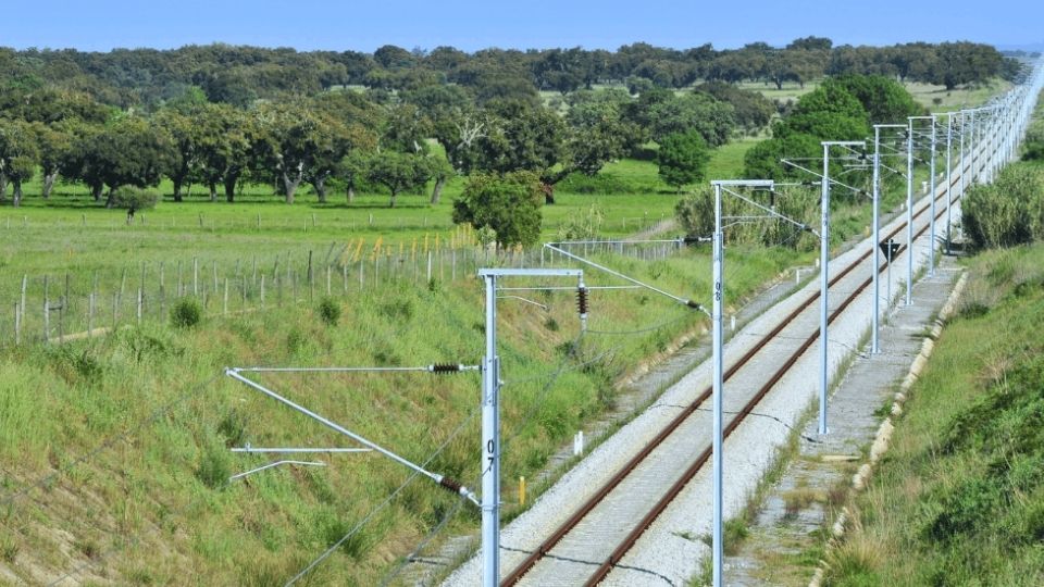 A interven��o permite adaptar a linha ferrovi�ria para velocidades at� 220 km/h. O investimento global � de 270 milh�es de euros...