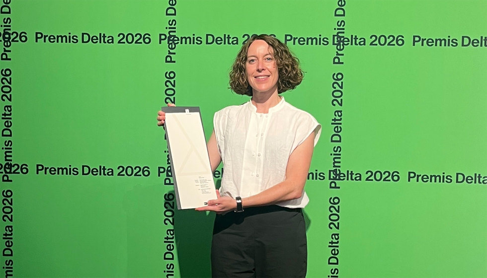 Nerea Vesga, responsable de Dise�o y R&D en Niessen en el momento de la entrega del premio