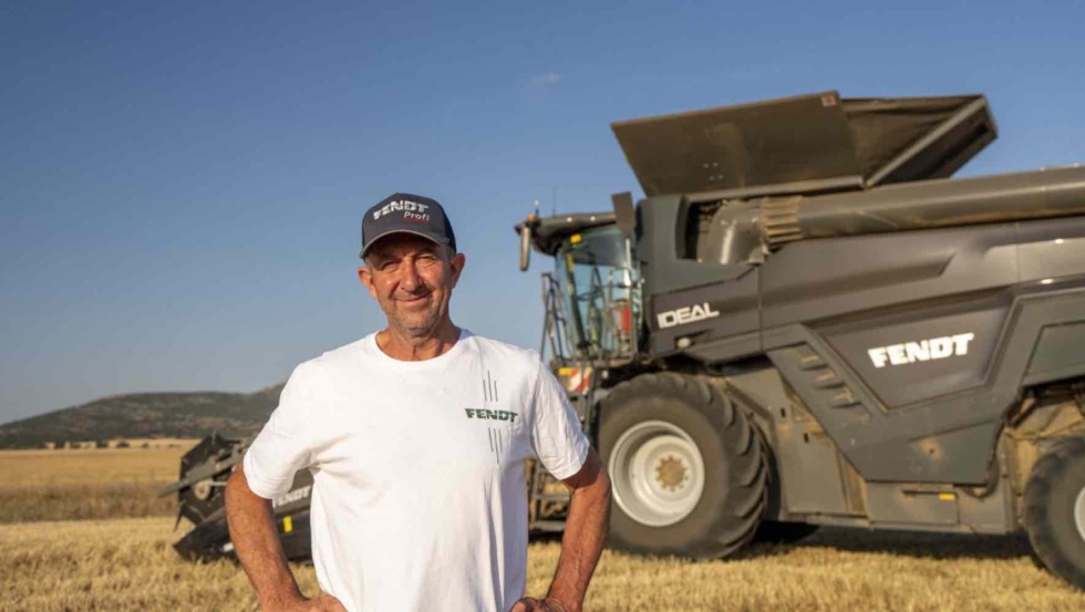 El agricultor Jos� Antonio Miguel Ballest�n, junto a la IDEAL