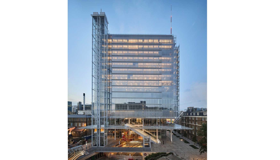Na parede cortina da fachada do Paddington Square foi utilizado o vidro extraclaro com baixo teor de ferro Clearvision da AGC...