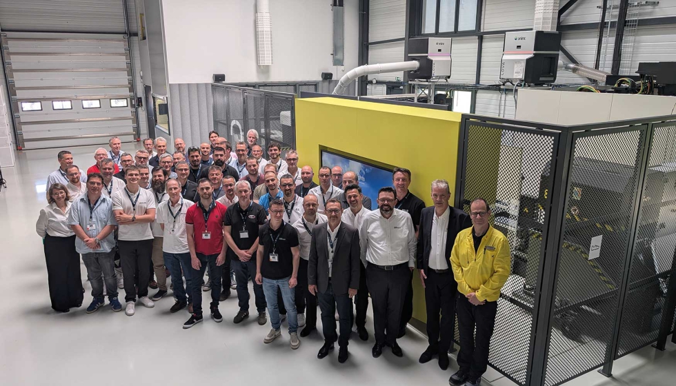 Foto de familia de los participantes a la jornada centrada en Vericut 9,7 celebrada en las instalaciones de Sandvik Coromant en Saran, Francia...