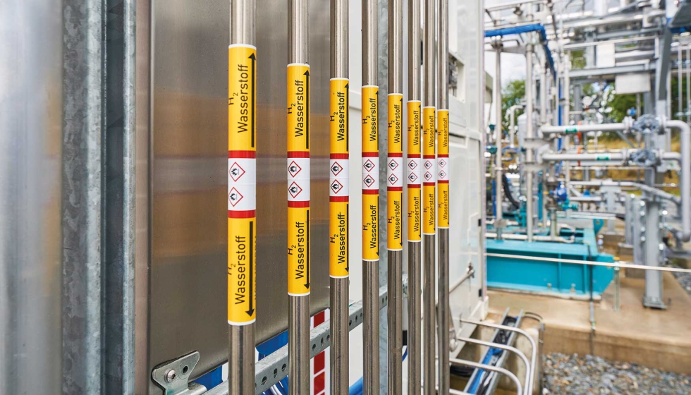 Un electrolizador con las l�neas de alimentaci�n de hidr�geno conectadas a las unidades de almacenamiento.Foto: Swen Gottschall / Zukunft Gas...