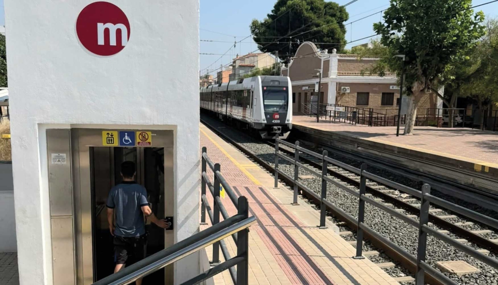 Los nuevos ascensores de la estaci�n de l'Alc�dia permiten el acceso al paso inferior que comunica ambos andenes...