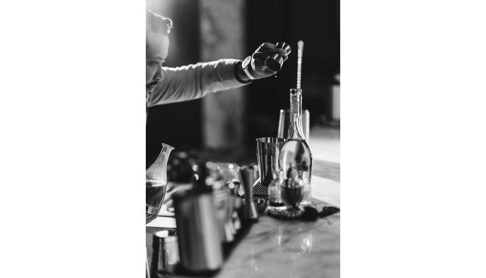 Cada botella ha sido elaborada de forma artesanal y re�ne el trabajo de diferentes firmas europeas especializadas en cristal, joyer�a y dise�o...