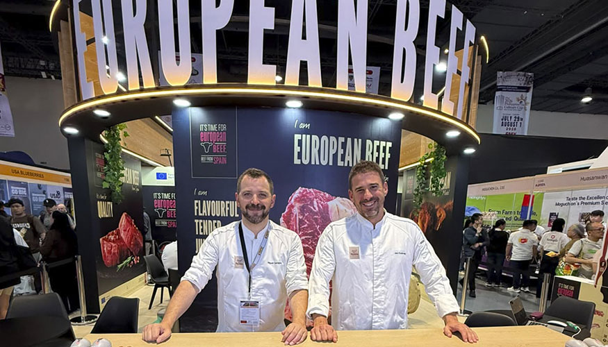 Miguel Carretero y Javier Est�vez, chefs estrella Michelin, en el stand de Provacuno en Woofex Manila