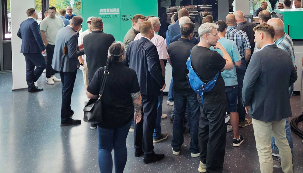 Las jornadas de puertas abiertas celebradas en los centros tecnol�gicos de Arburg en Radevormwald y Rednitzhembach reunieron a cerca de 180 clientes...