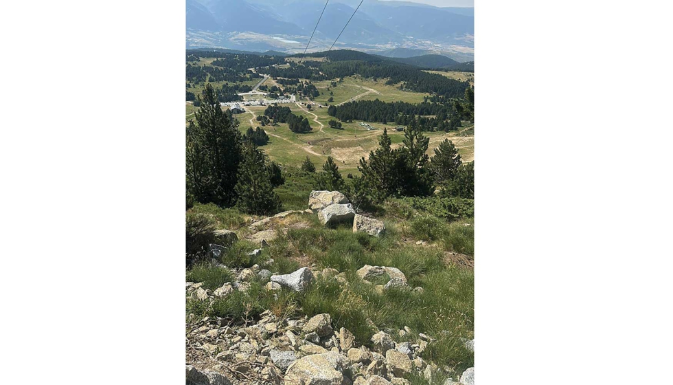 Aqu� se puede observar el cable de la tirolina, que baja por Font-Romeu