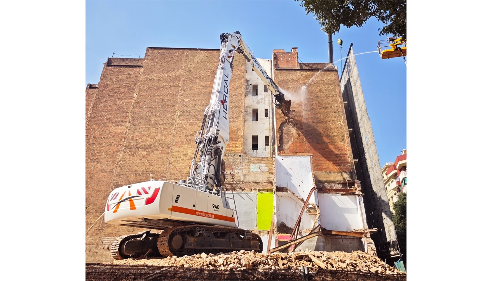 Sobre la la nueva Liebherr R 940 Demolition, Hercal ha destacado su gran versatilidad y alcance, con una altura de trabajo de 23m; su estabilidad...