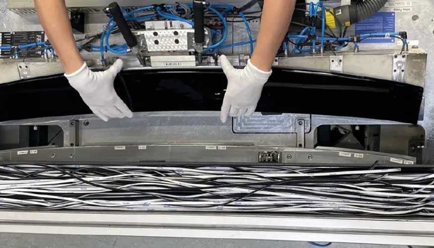Vista del proceso de fabricaci�n: los especialistas de Finke Anwendungstechnik producen mediante moldeo por inyecci�n el aler�n trasero del ID...