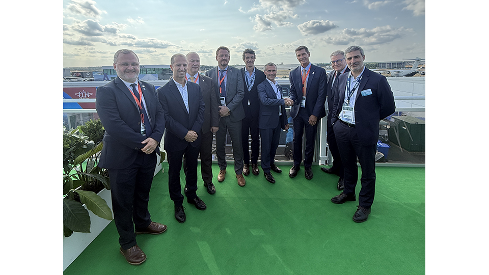 As equipas da Syensqo e da Airbus reuniram-se no Farnborough Airshow 2026. (Foto: Syensqo)