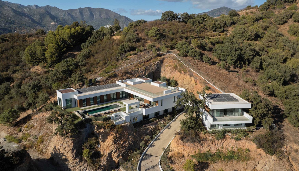 The House se sit�a en Altos de los Monteros (Marbella) con vistas abiertas al mar Mediterr�neo y al perfil de Gibraltar