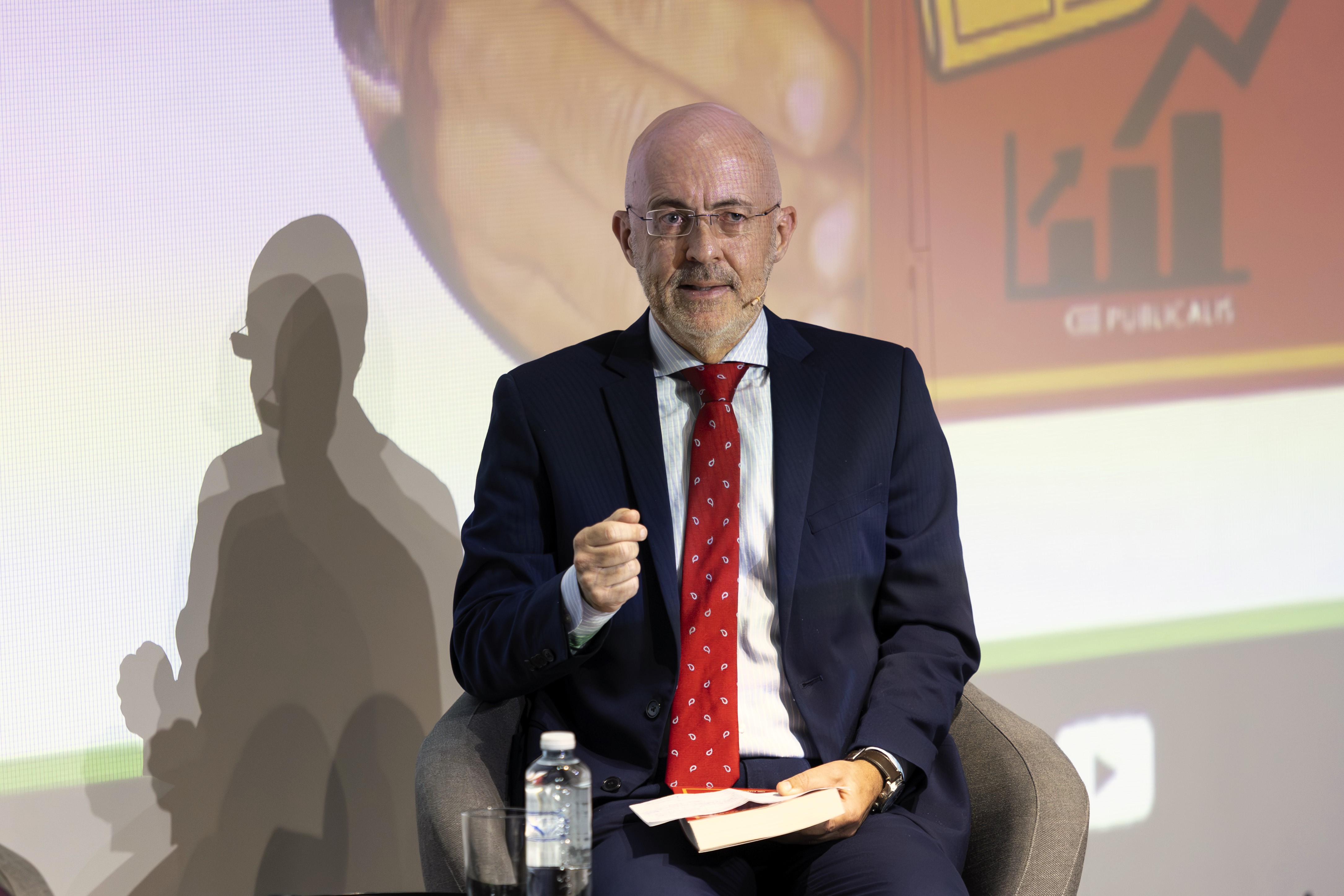 �lvaro Gonz�lez Zafra, durante la presentaci�n de su libro 'Bulos, errores y sesgos en la informaci�n econ�mica y empresarial...