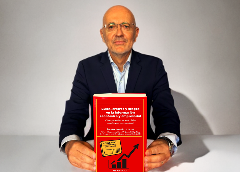 �lvaro Gonz�lez Zafra posa con su libro