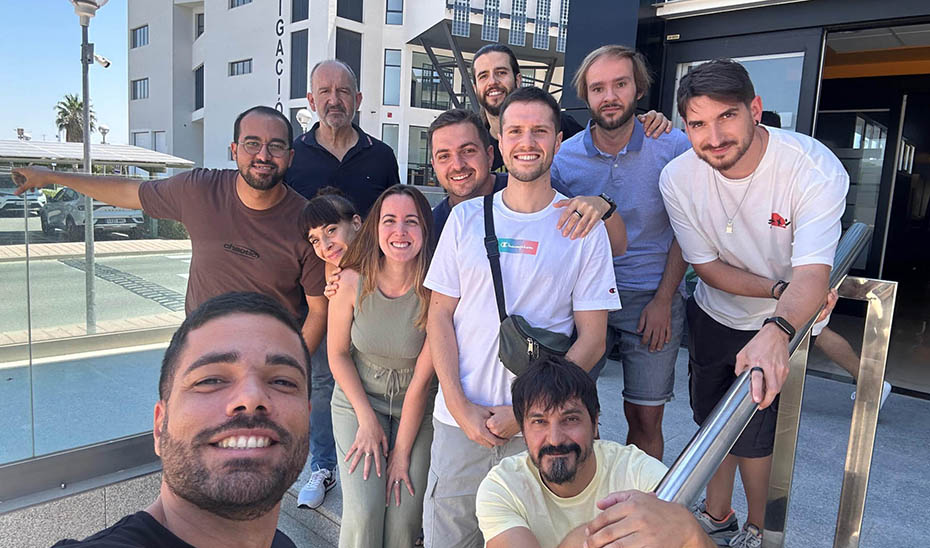 Miembros del equipo de investigaci�n de la Universidad de Ja�n sobre paneles solares semitransparentes